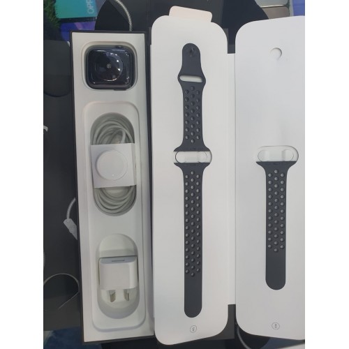 Apple Watch Series 4 "Used" (44 mm, box & Complete accessories)